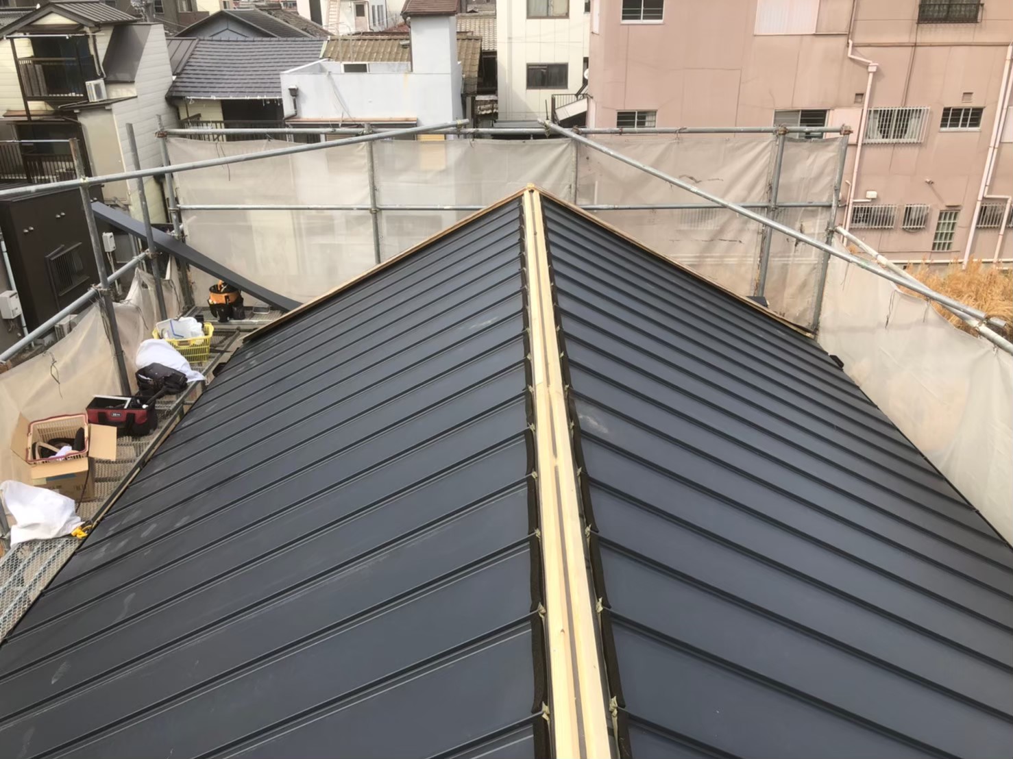 大和郡山市で貫板と棟板金設置完了で立平葺き屋根完成です！！